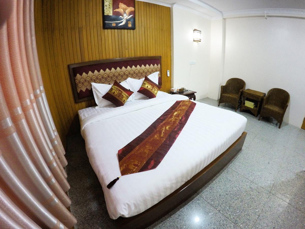 Hotel 82 Mandalay Bagian luar foto