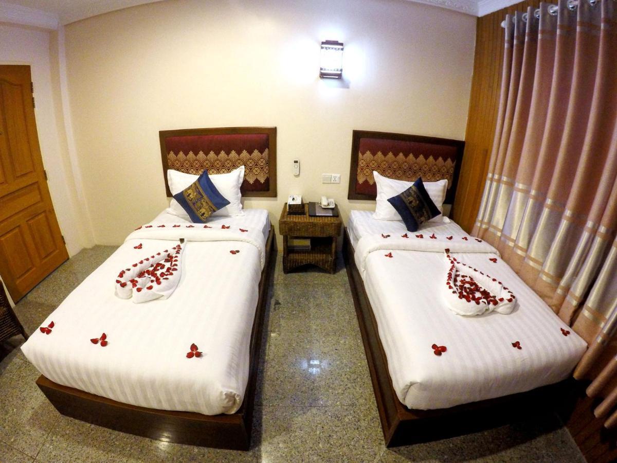 Hotel 82 Mandalay Bagian luar foto